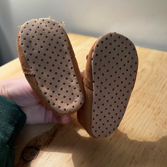 Brown Old Navy Baby Slippers - Picture 2 of 4
